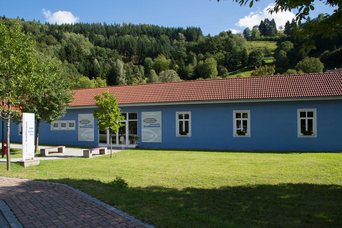 Hotel Restaurant Löwen - Landschaft, blaues Gebäude